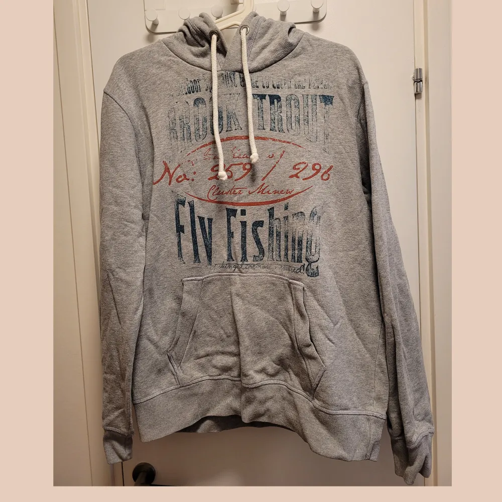 Size M very used gray sweater. Fine condition. Feel free to contact for more info & Swedish . Hoodies.
