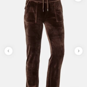 Juicy couture byxor  - Säljer dessa bruna juicy byxor i färgen bitter Chocolate som nästan är helt slutsålda 💕de är endast använda några få ggr och är i strl s 💘