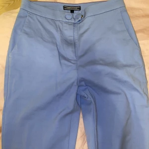 Chinos - Sköna chinos från tommy hilfiger  säljes med slits i benen, midrise🌸