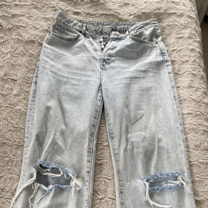 Bikbok jeans med hål - Superfina jeans med hål