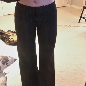 Kostymbyxor  - BUDGIVNING🖤 Lågmidjad kostymbyxa från Vero Moda i storlek 36. Slut i butk & online. Passar perfekt på mig som är 36, passar även som en 34. Bra skick! ❗️Matchande kavaj finns ute i annons☺️ Frakt tillkommer