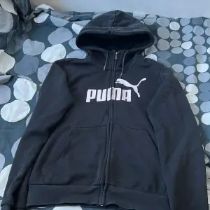 Svart äkta puma kofta köpt online från puma storlek XS FÖR 300kr Priset kan diskuteras  Vid intresse av flera bilder kontakta mig  Funkar bra för båda tjejer och killar  