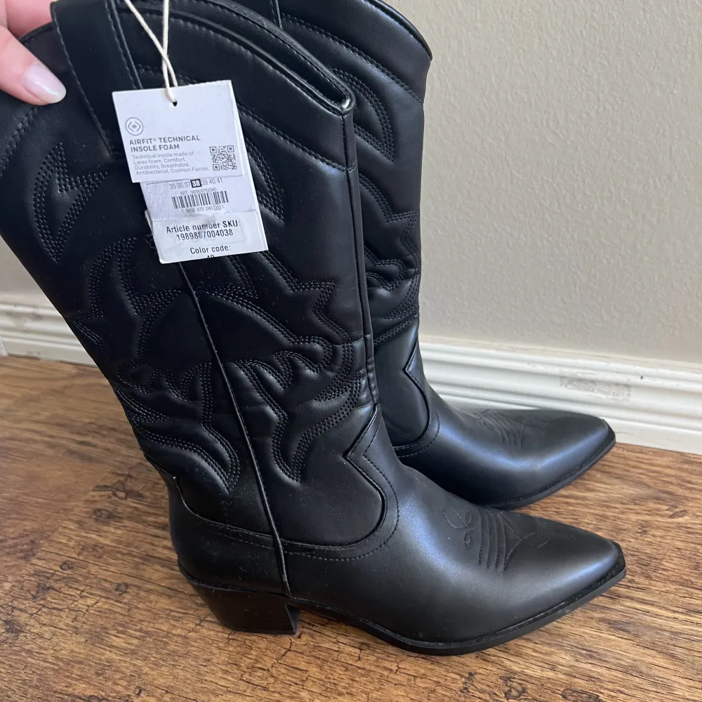 Jättefina svarta cowboy boots i storlek 38. Köpta från stradivarius. . Skor.