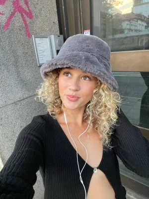 Faux fur mössa - Endast använd några gånger!!