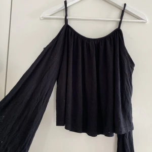 Söt topp🖤 - Topp med vida armar. Den är XS men passar mig M jätte bra🖤