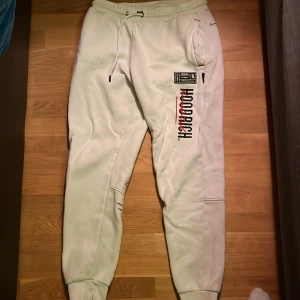Vita Hoodrich byxor till ett bra pris! - Ett par vita hoodrich byxor som är väldigt sköna att ha på sig. Storlek L 😄pris kan diskuteras 