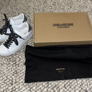 Zadig skor🤩 - Säljer mina helt nya Zadig skor🫶🏼bara använts tre gånger och är fortfarande i bra skick!!💕storleken på skorna är 37 och är köpta för 2900 kr💗 skriv om ni är intresserade💗