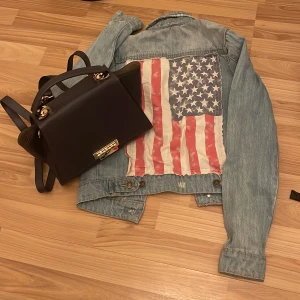 Denimjacks vintage  - Vintage style denimjacka i storlek S, jackan är i nyttskick! Köpt i London, aldrig använd- har legat i garderoben i 2 år. Kika på mina andra annonser, jag samfraktar! Dm vid frågor, pris kan diskuteras. 