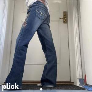 Jeans med mönster på från mountbleu   Innerben 76/77cm, midja rakt över 39 💞 (passar i längd på mig som är 170) Laddar upp igen då jag råkade ta bort den förra annonsen 