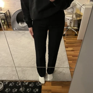 Svarta kostymbyxor  - Säljer dessa kostymbyxor ifrån madlady i storlek EU34 L30☺️ säljer dem för att de är för stora för mig🤍