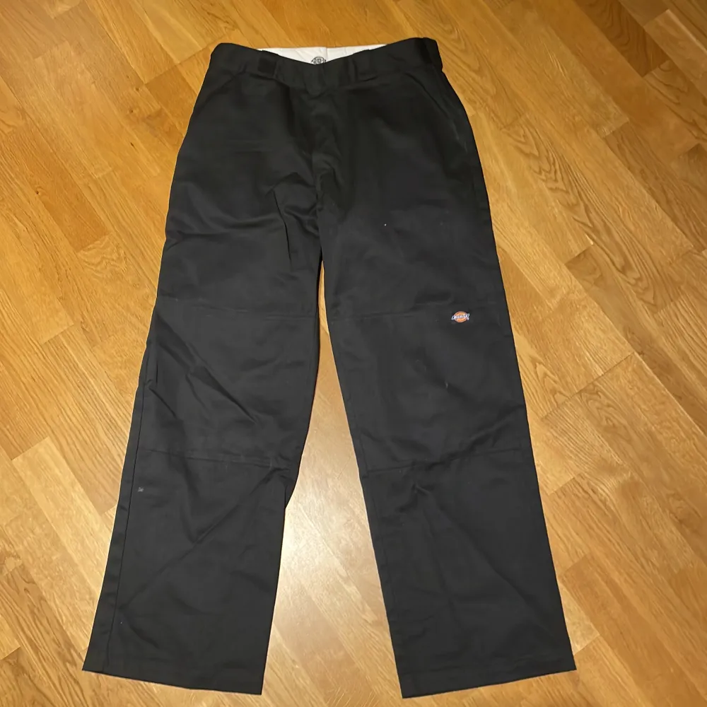 Riktigt fina dickies byxor i utmärkt skick endast använda ett par ggr.  För små för mig så täntke jag kunde sälja dem (går bra att föreslå pris)  Str 32/32. Jeans & Byxor.