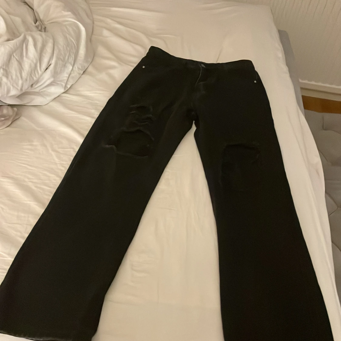 Svarta jeans med hål