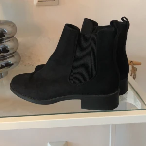 Låga stövlar  - Säljer svarta låga boots till höst/vinter.  Storlek 39 