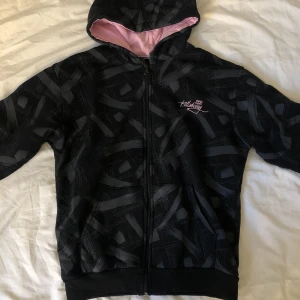 Billabong hoodie - Billabong hoodie med ett coolt mönster och rosa insida.  