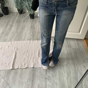 Jeans med jättecoola fickor, märket på jeansen ser ni på sista bilden! Köparen står för frakt💕💕