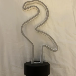 Flamingo lampa - Flamingo lampa som lyser i rosa ljus. Batterier medföljer inte. Köparen står för fraktkostnaden <3