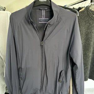 Tommy hilfiger Jacka - Vindjacka från Tommy Hilfiger Köptes in för 3k för några år sedan, hittade den i garderoben nu. Mycket kvar att ge då den knappt används på nått år. Storlek S men passar fortfarande mig som är M! Då den är i stretch material 