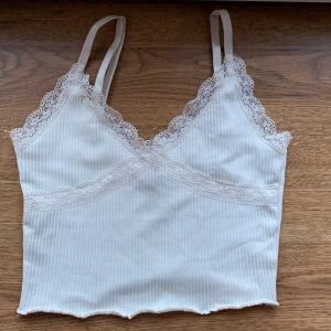 Ribbat spetslinne - Säljer mitt ribbade spetslinne i en cremevit färg från h&m i storlek xs. Perfekt till sommaren! Tröjan är i ny skick och ser som ny ut. Köptes för 99kr säljer för 49kr💓💓