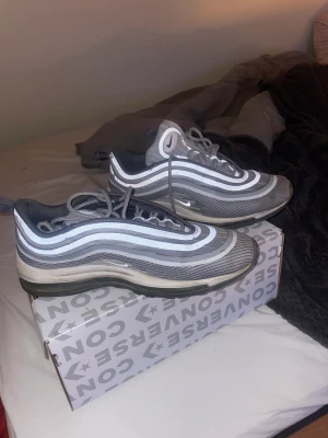 Nike air Max 97 - Gråa nike air Max 97 i bra skick, använda en del för några år sedan. Nypris 1499