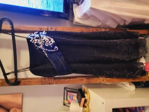 Festklänning/bal kort klänning L-XL - Ny fin festklänning med massa stenar,glitter på. Kort modell,stretchig.  Passar L-XL. Guldtrådar i tyget. Köpt i botique