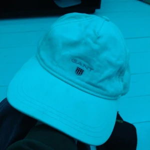 Gant keps - Är äkta men råka tvätta den i tvättmaskinen så passar ej och så e den skrynklig och sont rekommenderar att ej ha på sig den då jag tycker att det inte går 