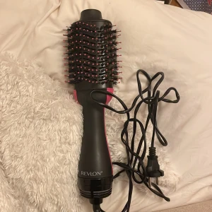 Revolon värmeborste  - Fick en annan i julklapp så kommer sälja denna. Använd ett fåtal gånger. 💕