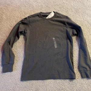 Mörkgrå Stickad tröja - En mörkgrå stickad tröja ifrån uniqlo, helt oanvänd och bara testad, lappen är kvar!