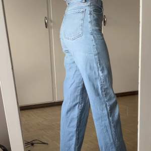 Snygga blåa jeans, midwaist☺️är ca 170cm lång Använd med bra skick:)  Frakt tillkommer