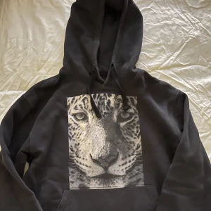 The cool elephant Hoddie - Säljer den för använder den inte längre  