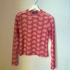 Mesh-top från Cider - Mesh-top med hjärtan från Cider. Storlek M. Använd tre gånger, och är i mycket gott skick. Inga defekter.  ❤️Perfekt för alla hjärtans dag❤️ 