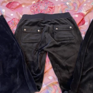Juicy byxor (äkta) - Jag tänkte se om de finns nått intresse i dessa juicy, dom är äkta. Använda några få gånger, storlek S. Svarta(Säljer dessa för att dom är förstora för mig) finns djur i hemmet. Kontakta mig och du är intresserad. Kan skickas om köparen står för kostnaden