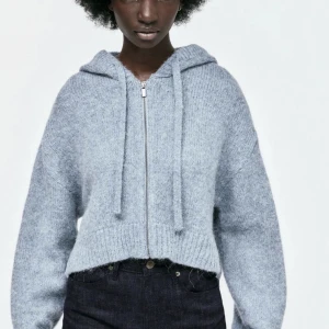 Stickad hoodie  - Jättefin stickad hoodie från zara. Från förra året så säljs inte längre. Använd två gånger så verkligen som ny ✨ tveka inte på att höra av er vid frågor eller bilder 🥰