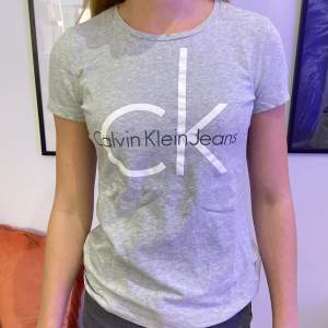 Calvin Klein tröja 💗💗använd flera gånger 💗ytterst lite nopprig som inte syns alls annars inga skador💗💗
