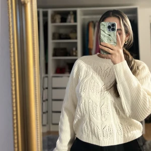 Kabelstickad tröja  - Plagget är i ny skick. Används engång.  Storlek: S,XS 