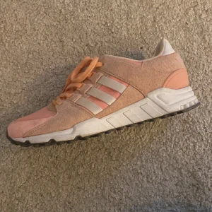 Adidas sneakers  -  använda 1 gång. 
