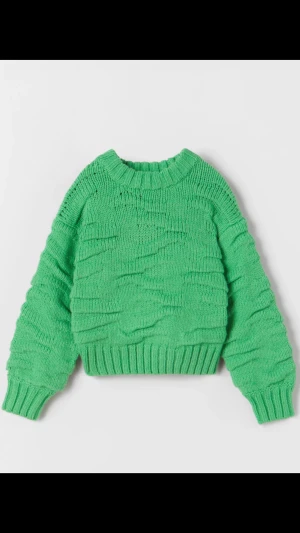 Grön stickad zara tröja  - Super fin grön stickad tröja från zara som köptes förra vintern. Super mysig och varm, finns inte längre kvar. Storlek 11-15/152cm men har S eller XS och passar mig bra. Jätte cool färg och mönster. bra skick men har ändast blivit lite nopprig.