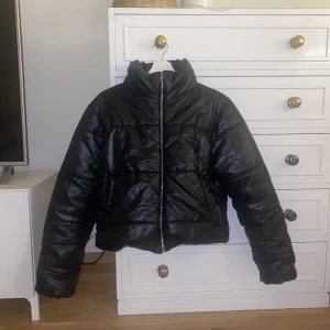 Pufferjacka från PLT  - Säljer min fina och varma jacka från PLT. Jackan är i strl L för en mer oversize-look men passar mig som är en S.