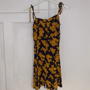 Klänning - Klänning från ONLY. Storlek 42. Justerbara axelband. Använd några fåtal gånger, fint skick.