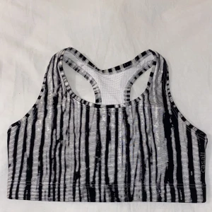 Casall sport bh sport topp - Oanvänd sport bh, den är liten i storleken Sägs vara A/B kupa storlek L  Jag skulle säga det är A/B kupa storlek S/M