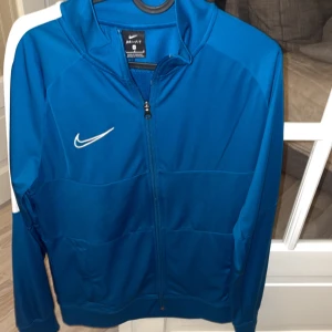 Nike tröja - Nike tröja i storlek M som blivit för liten. En riktigt snygg och skön tröja i bra skick. Nypris ligger runt 600