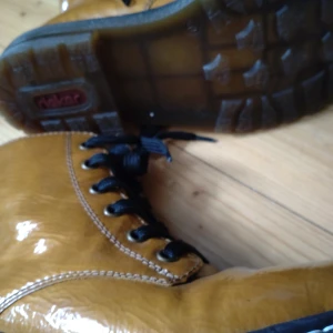 kängor - gula nästan nya reiker kängor i storlek  40.  