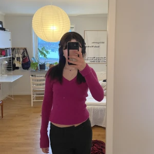 stickad tröja - supersnygg rosa stickad tröja köpt second hand. fint skick. 💕💕💕