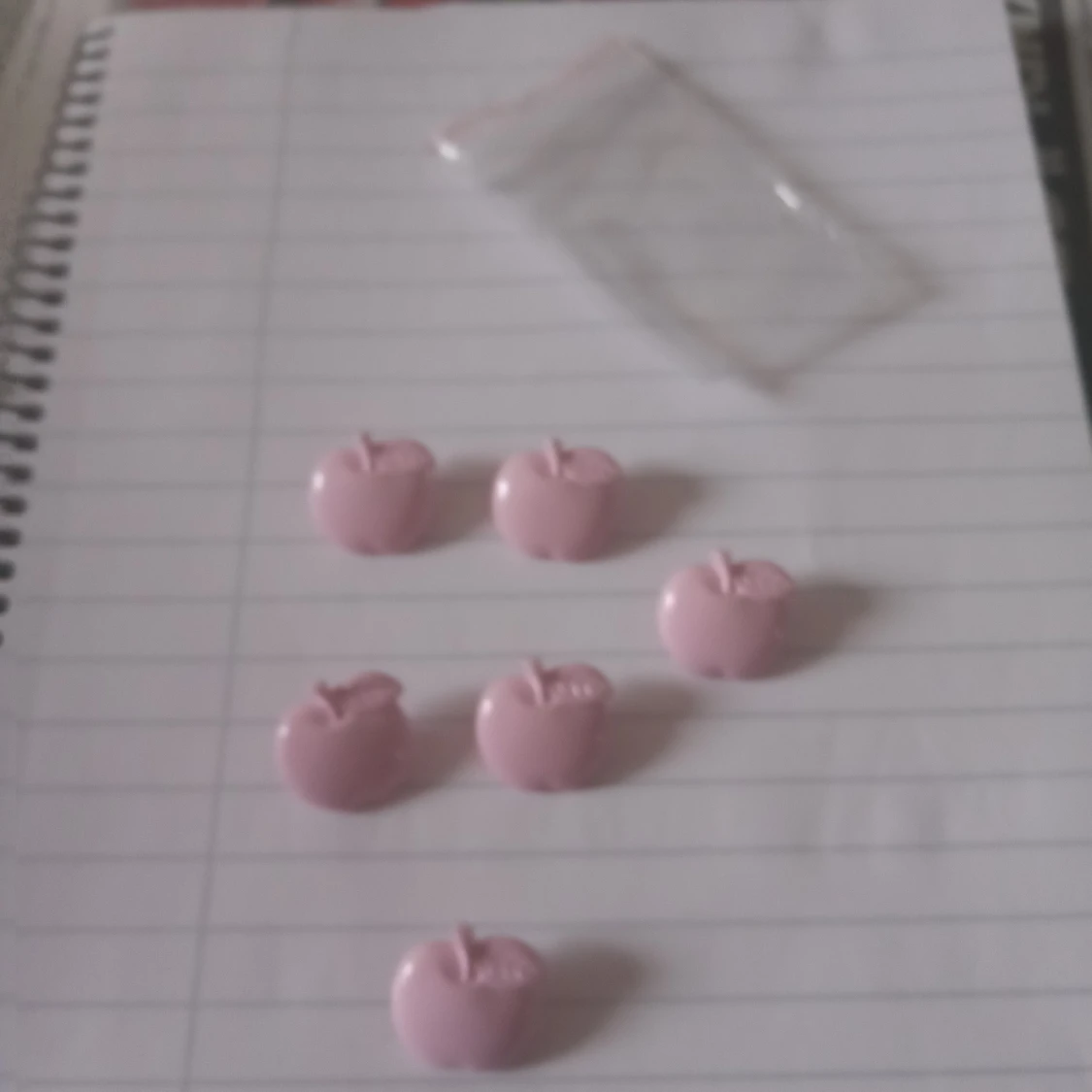 Rosa äpple knappar sex stycken ca 2 cm stora plast . - 90