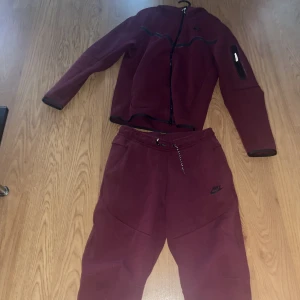 Nike tech fleece - Säljer min Nike tech fleece som är väldigt sällsynt. Bra skick och storlek S. 