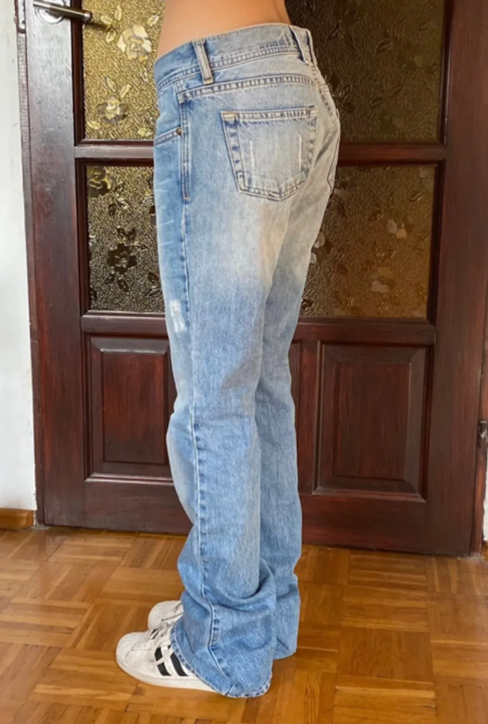 Lågmidjade ljusblå jeans från Diesel. Lite för stora på mig som vanligtvis har S/36. 73cm i midjan och 79cm i längd. Små slitningar på både framben och bakfickor. Är 165 cm. Skriv för fler bilder eller frågor. Använd gärna köp nu❣️. Jeans & Byxor.