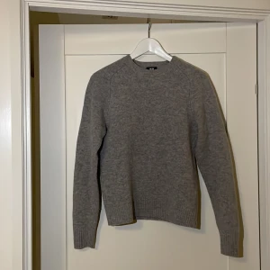 Uniqlo tröja - Uniqlo tröja i stolek S (liten i storleken, passar som XS). Tröjan är i jättebra skick, den har inga fläckar, hål eller imperfektioner. Nypris 399kr
