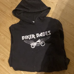 Tröja - Säljer denna jättefina tröjan från Gina då den inte används längre. Den har några fläckar på sig. Såklart tvättas den innan den fraktas.