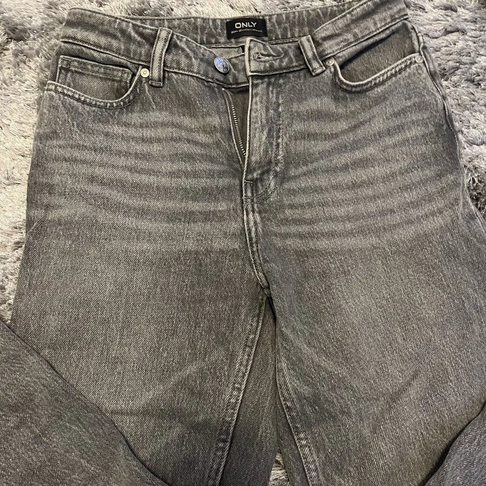 Jätte snygga gråa jeans från Only i en straight modell ner till. Storlek 26 midja & 32 längd. Använda fåtal ggr, säljes pga jag använt andra jeans bara. Pris kan diskuteras ❣️. Jeans & Byxor.