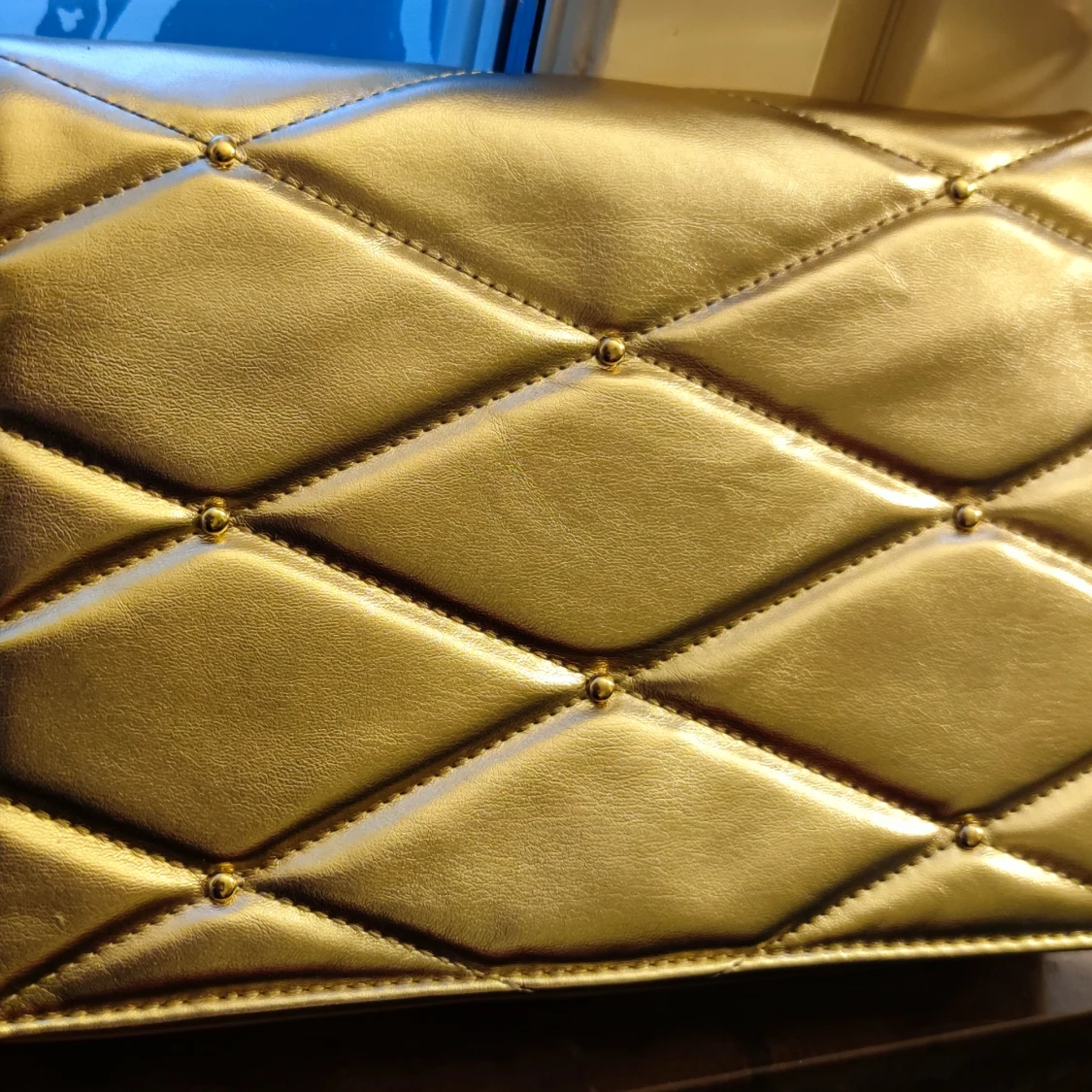 Guldig helt ny handväska  - 90