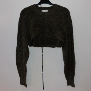 Mörkgrön stickad tröja - Mörkgrön stickad bolero som man kan ha över en klänning eller top! Köpt från h&m i storlek xs, använd 1 gång!